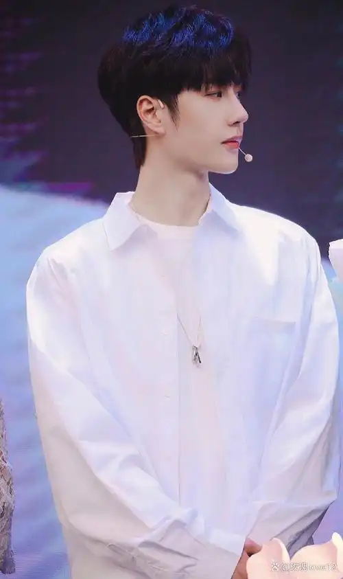 穿着白衬衫的王一博真是帅气的白马王子呀,(*^▽^*)蓬松柔软的头发,让