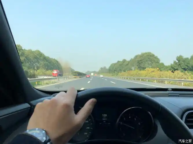 高速我就好好开车了,一个人的旅行就是不太方便记录.