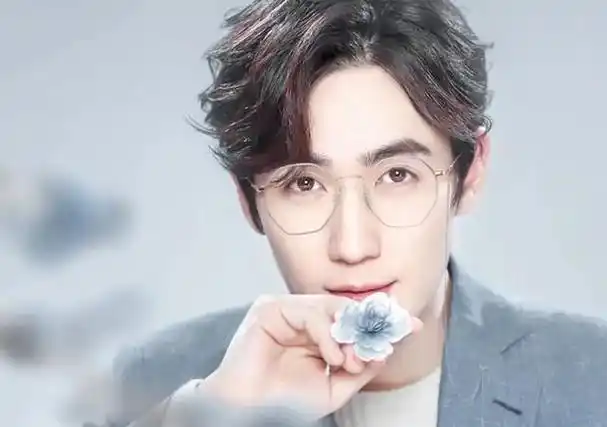 事实证明35岁的朱一龙已在另一条聪明人的路上越走越远