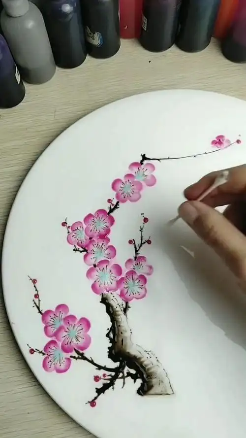 非常漂亮的梅花傲雪图,竟然是用果酱画出来的,很有意境