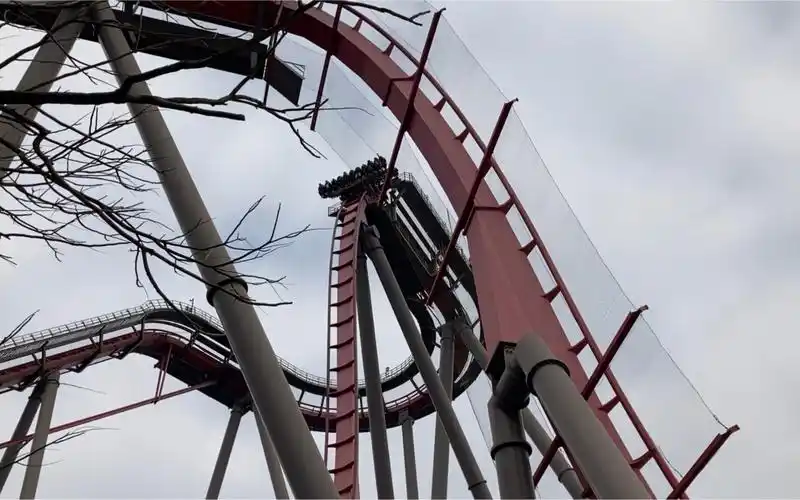 上海欢乐谷:"绝顶雄风"过山车