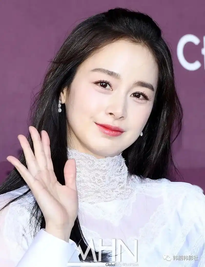 作为两女之母,刚满40岁的金泰希是韩国有名的天然美女,出道20年来都