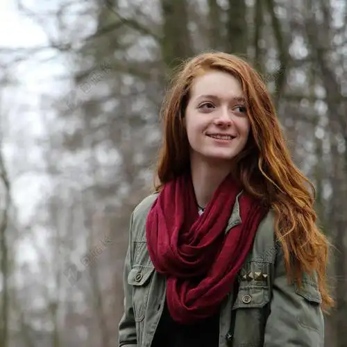 彩色人物清新美丽树林中的长发女孩的上半身照女孩摄影街拍背景图片