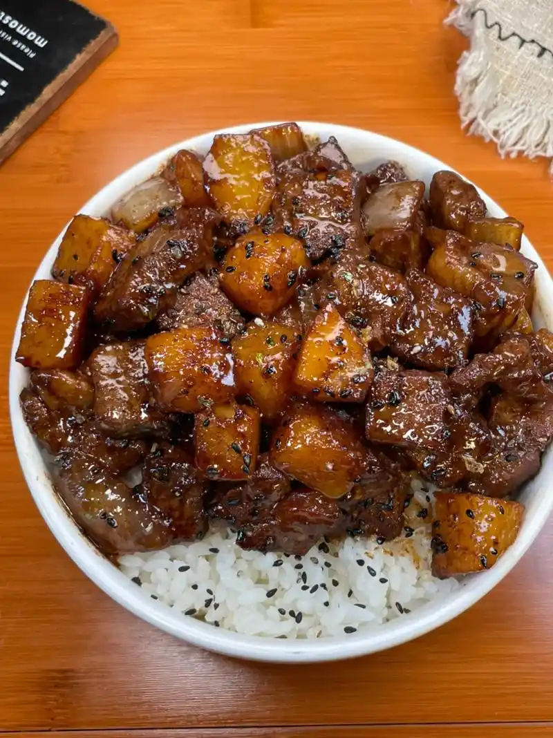 汤汁浓郁的黑椒土豆牛肉饭7515三碗不够.