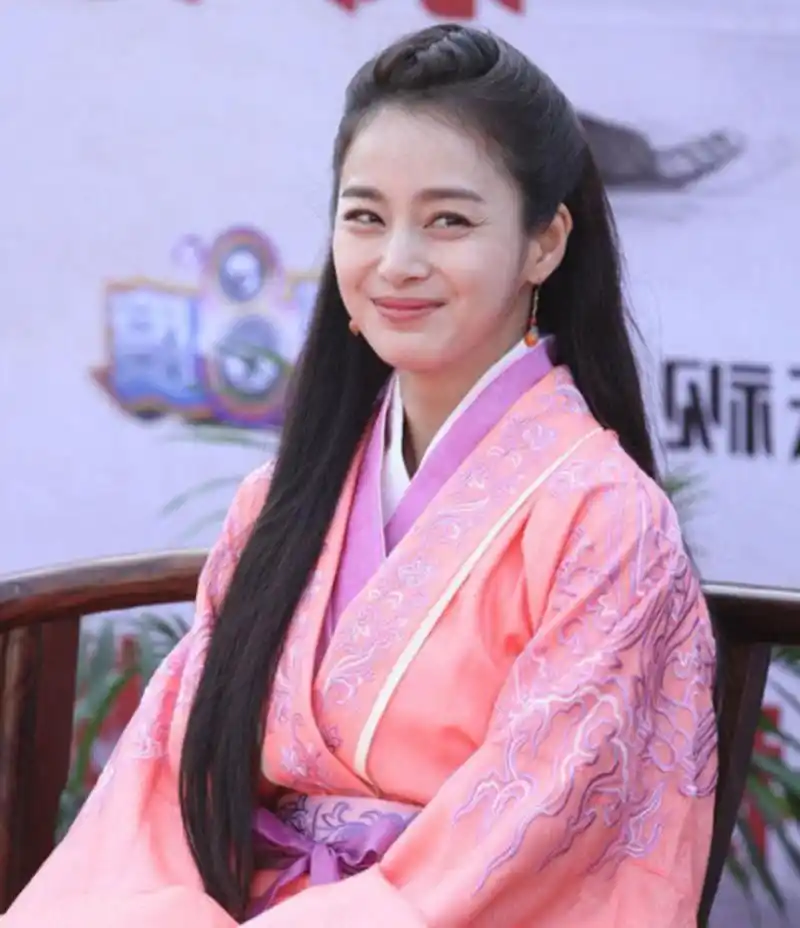 韩星穿古装,金裕贞像一盏台灯,金泰希一笑露出鱼尾纹!