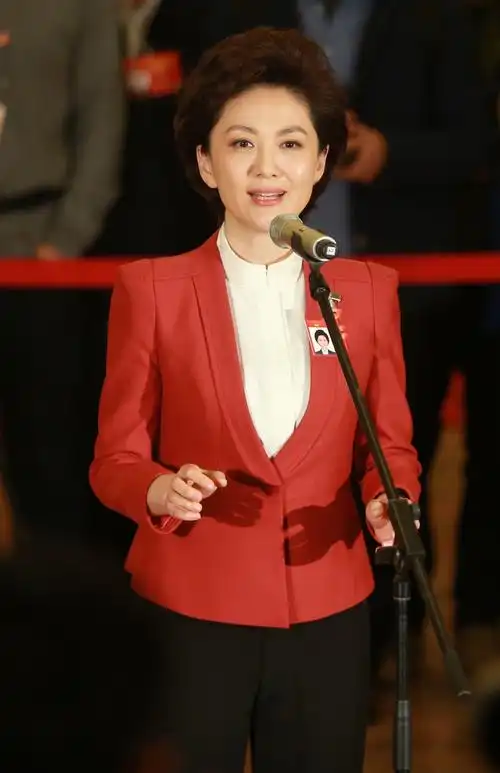 "国民主播"海霞:21岁进央视,嫁清华教授,女儿已经20岁了