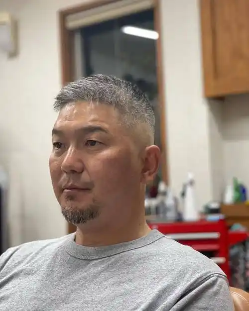 而且,它还非常百搭,能够通过头发花白的大叔剪法,头顶小寸头,彩色染发