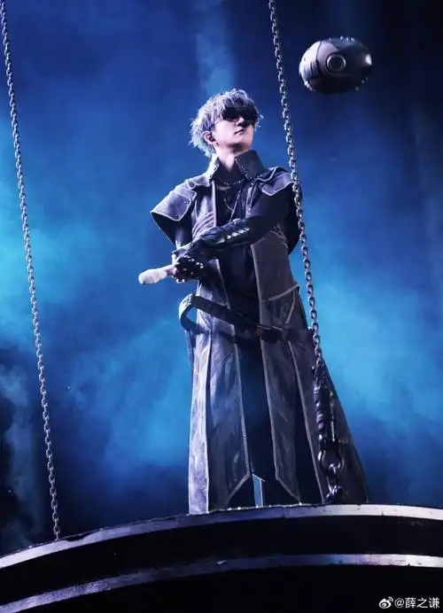 瞬间就被他的颜值折服,成功 get 到薛之谦.