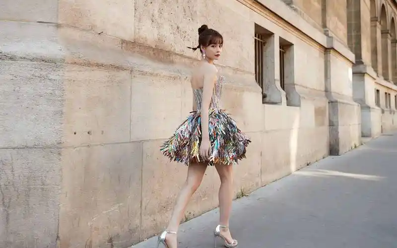 原创沈梦辰巴黎街拍穿一袭流光彩虹裙活泼又美丽