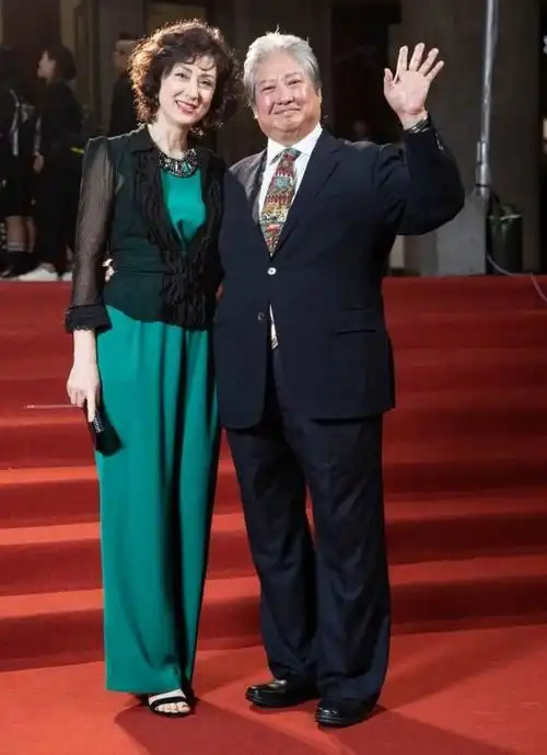 洪金宝混血老婆真迷人,米金色长裙搭小坎肩,贵妇范十足