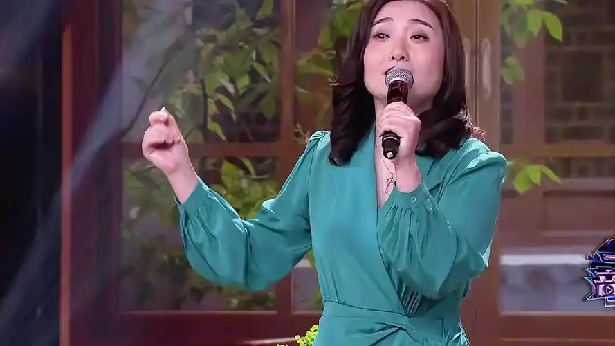 云菲菲-《奉献》,一首温馨的歌,送给我的爱人!