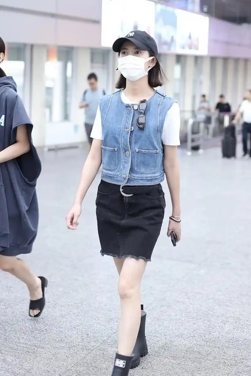 陈钰琪最新街拍来了,她戴了一顶深蓝色的棒球帽,穿一件牛仔短马甲,内