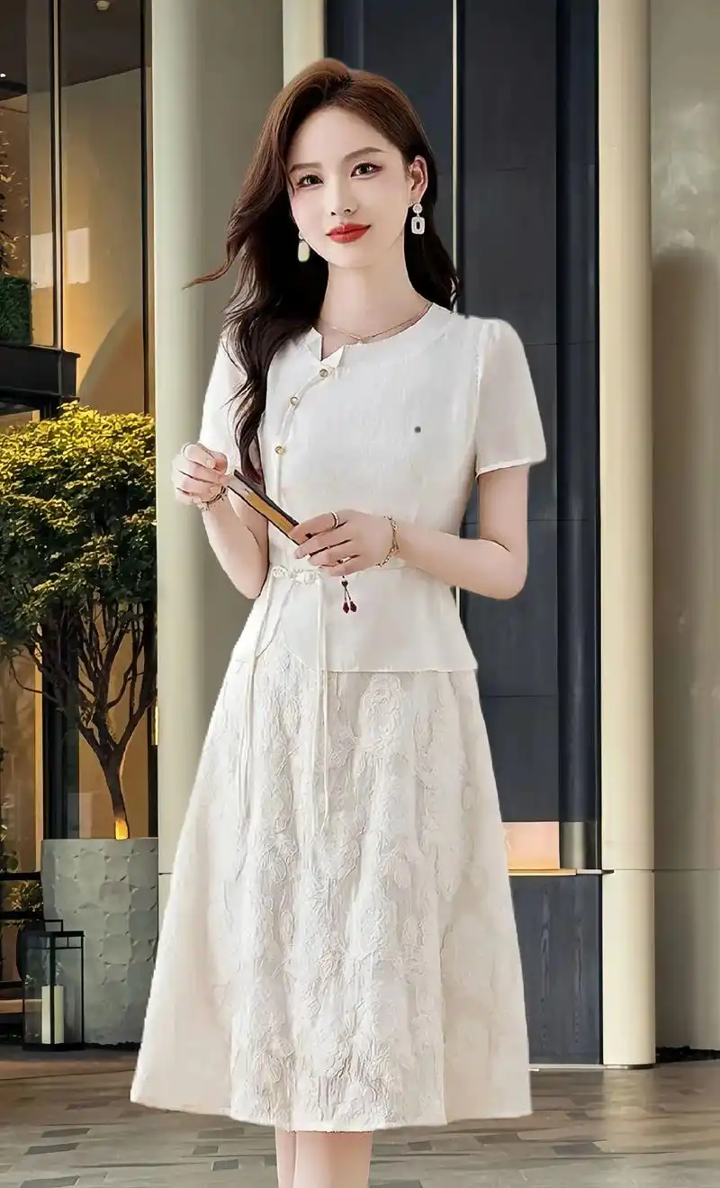 这款连衣裙不仅外观精致,穿上身更是优雅动人.