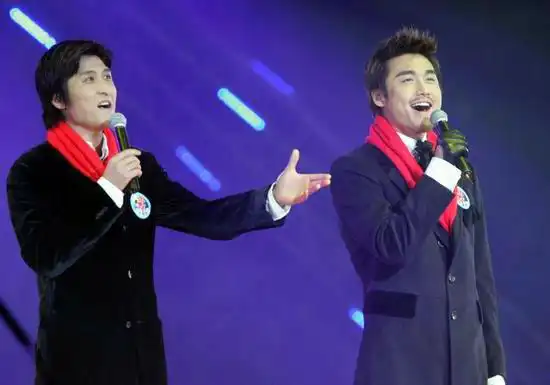 图文:首都新闻单位演艺界联手义演-胡兵胡东