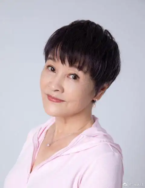 冯远征晒照为大9岁妻子梁丹妮庆生一直可爱下去