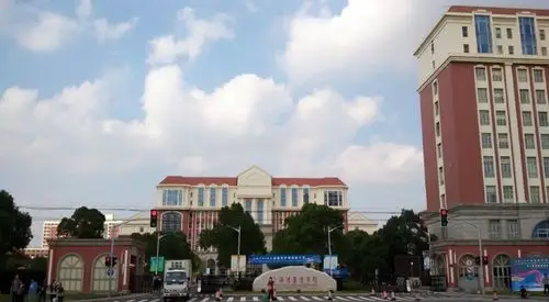 上海健康医学院校门