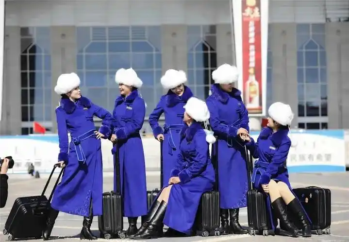 瞧高铁乘务员换冬装啦