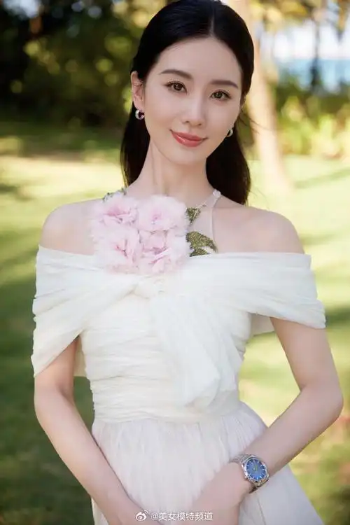 刘诗诗最新写真大片释出 素雅白裙秀肩颈线条气质温柔