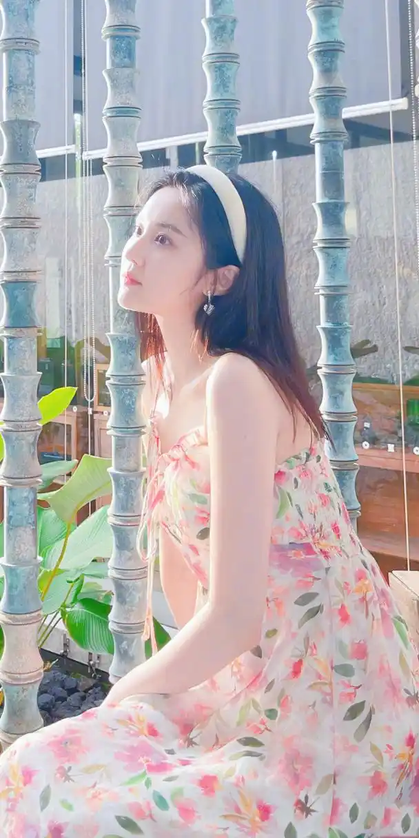 张慧雯初夏碎花裙仙气写真壁纸