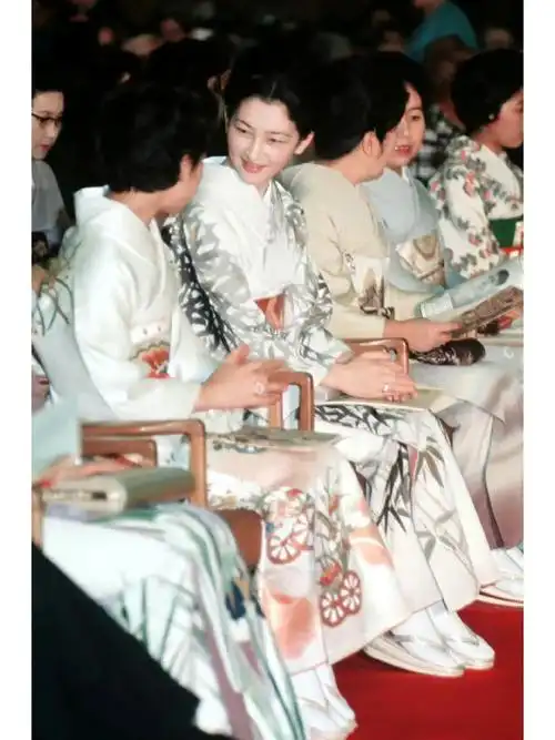 来欣赏一下日本上皇后美智子年轻时候的风采