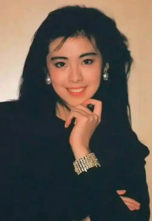 王祖贤一直是和林青霞齐名的超级大美女,也是90年代之中,香港演艺圈中