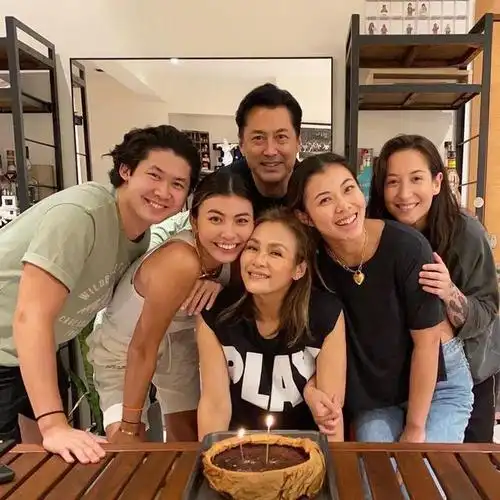 混血型男王敏德近照双鬓斑白,被嘲像70岁老伯,大女儿是同性恋