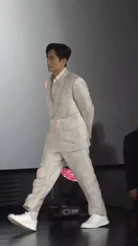 我小时候觉得车仁表他属于冷酷型的帅哥,看到就很容易害羞,人家