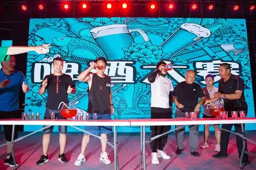 幸运的游客在啤酒大赛中崭露头角,将礼品纷纷收入囊中,更有巾帼豪杰不