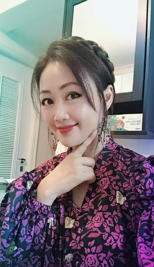 "最美阿珂"梁小冰罕见晒舞姿,小肚腩凸起似孕妇,亮片裙好惹眼