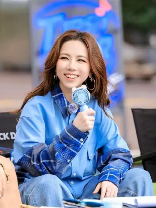 邓紫棋超话|#邓紫棋iamgloria世界巡回演唱会#    解解笑起来太可爱啦