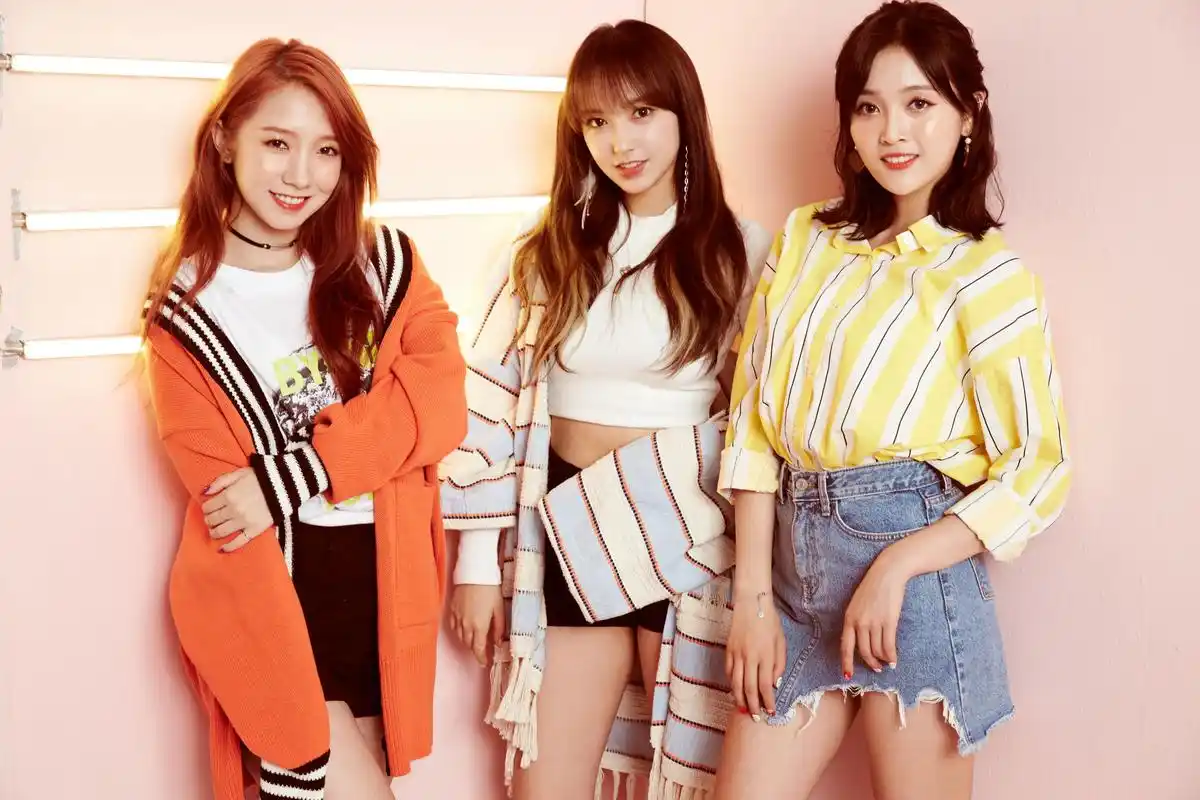 孟美岐 程潇 吴宣仪 宇宙少女时期合照