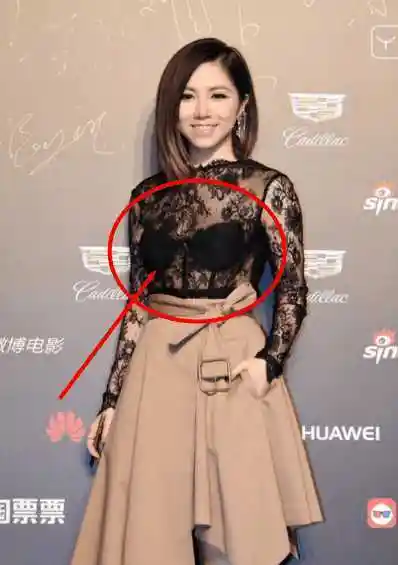 邓紫棋穿蕾丝装有点透胸罩没吊带网友平成像拔蚌