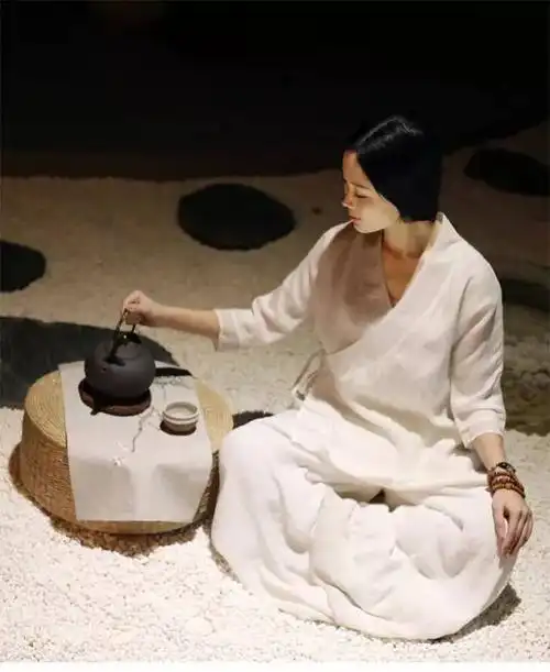 女人品茶纤纤玉手,红唇缓缓地啜着缕缕的醇香.