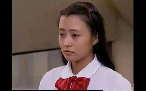 1997年,很快便拍摄了首部电视剧《十七岁不哭》.