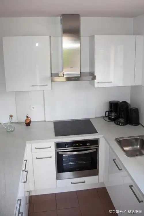 厨房翻新3次得出经验,把收纳柜藏在橱柜墙里,台面做到空无一物