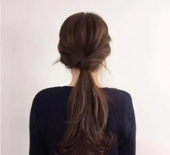 中卷发发型怎么扎好看卷发扎发型的多种扎法