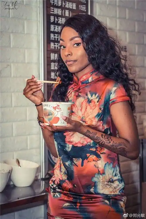 这位赞比亚美女手里端的正是武汉"过早"王牌——热干面.