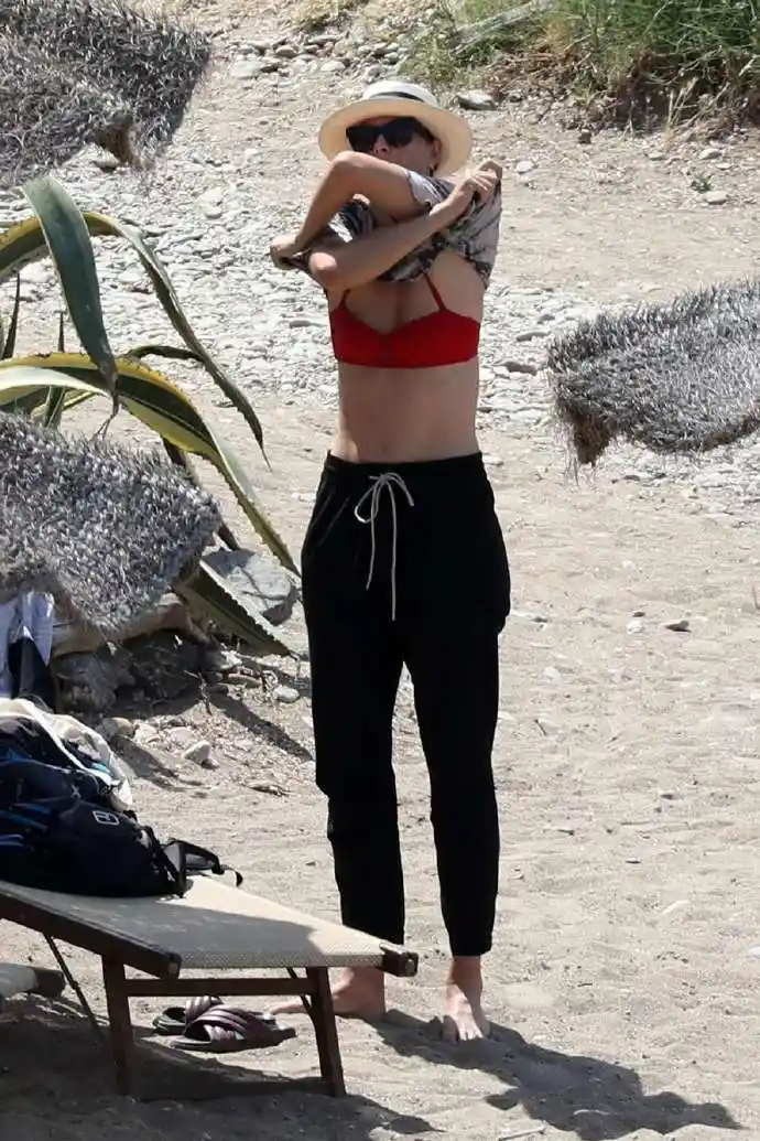 原创太平公主32岁莎拉波娃海边度假大秀好身材网友上围缩水明显