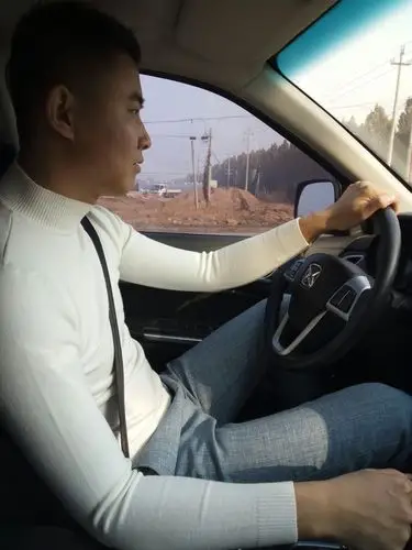 看!我开车的样子是不是很帅!