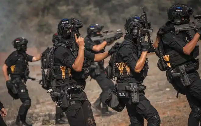 解读重庆特警训练照片武器装备精良训练标准与先进水平看齐