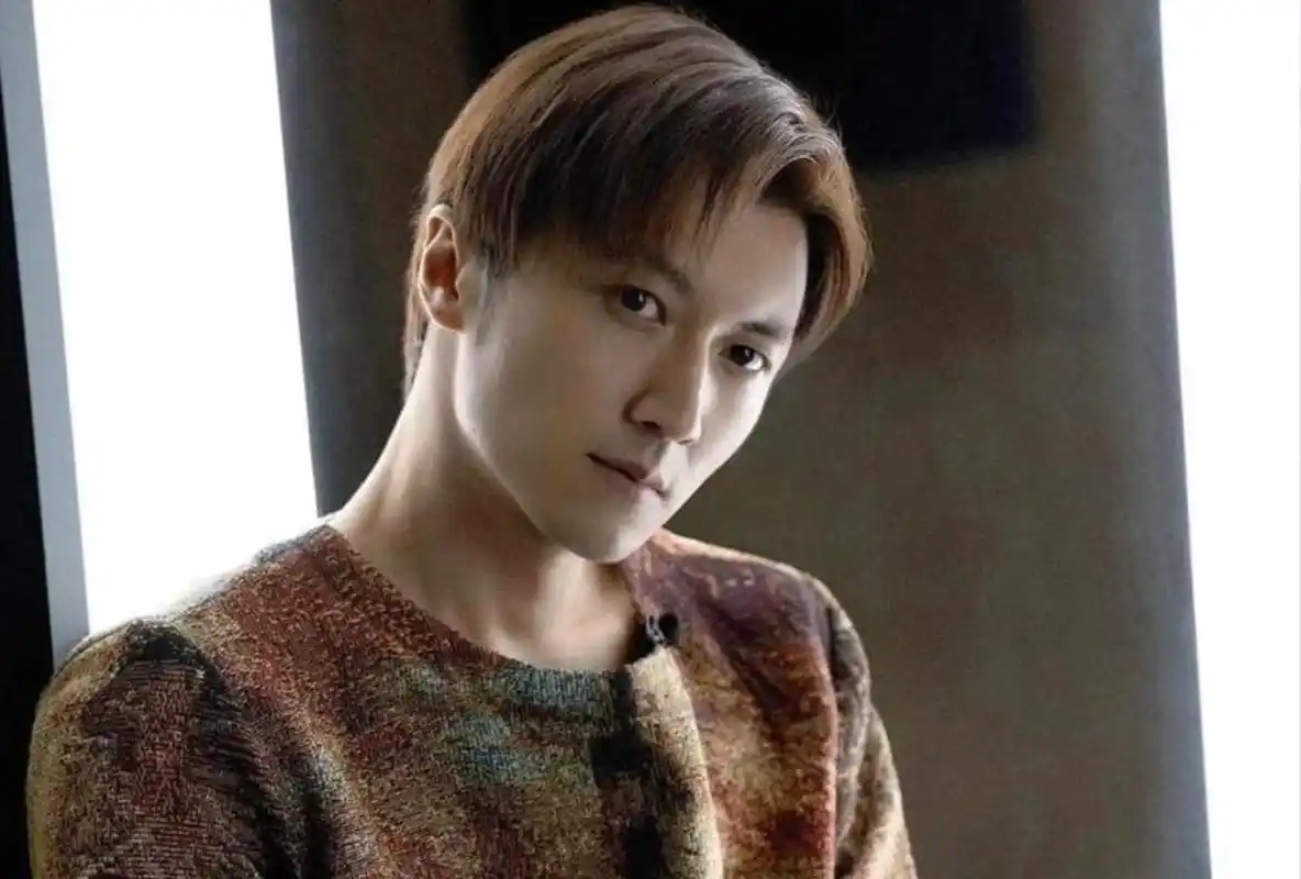 18岁lucas自己挣学费,谢霆锋长子暑期墨尔本片场打杂,拒绝3亿教育基金