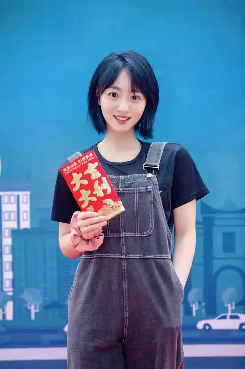 电视剧《被风吹过的夏天》开机,青年演员刘思辰饰演女一号于笑笑