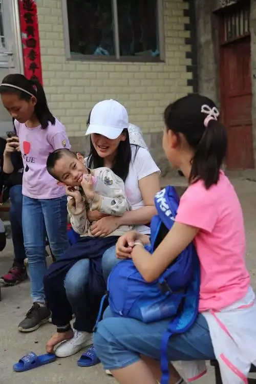 黄澜用伟大的爱去做些小事