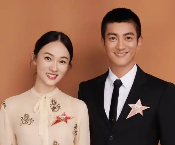 霍思燕杜江带娃英国度假,当众亲吻太高调,三伏天却披毛毯穿皮靴_夫妻