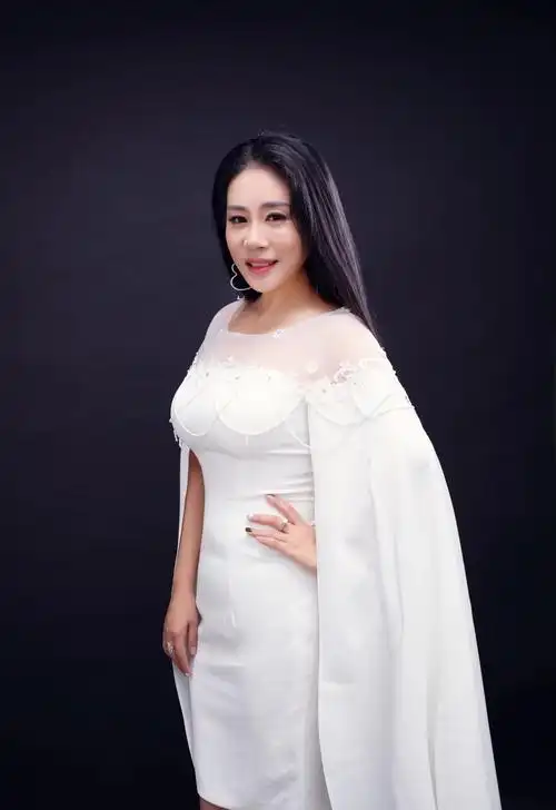 年在辽宁青年歌手大奖赛获得二等奖,2004年,门丽毕业于沈阳音乐学院