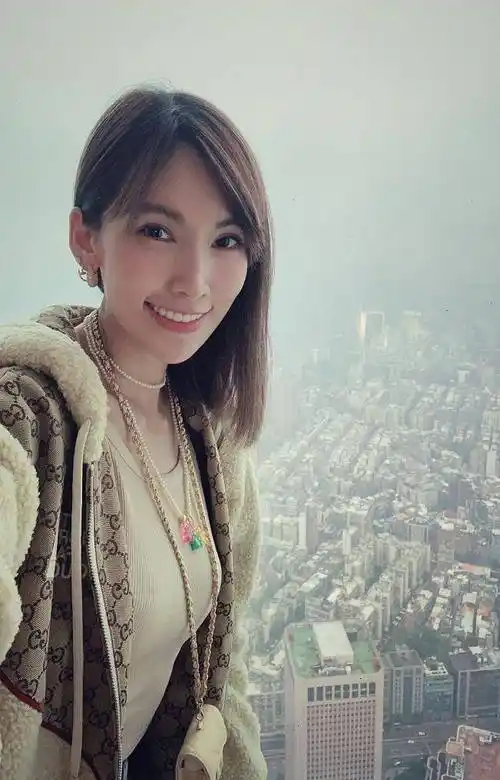 穿牛仔裤配开衫秀长腿,kimi身高快超妈妈_陈若仪_下装_整体