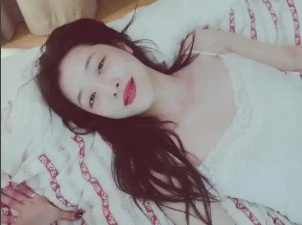 组图:雪莉穿蕾丝吊带躺床上晒自拍 称要与自己结婚