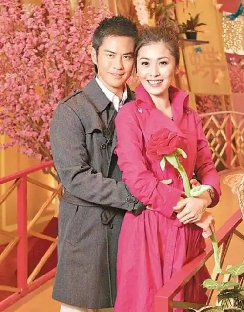 51岁香港视帝郑嘉颖再次当爹,娇妻小他22岁,他每个前任都很有名