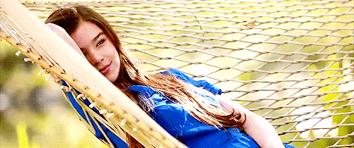 睡床微笑开心gif动图_动态图_表情包下载_soogif