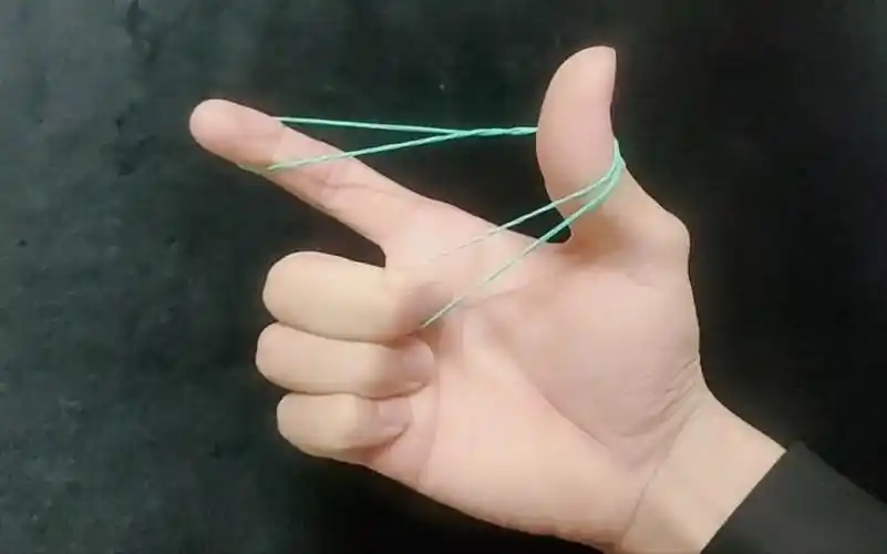 魔术教学:一招简单易学橡皮筋手法,撩女孩子必学!